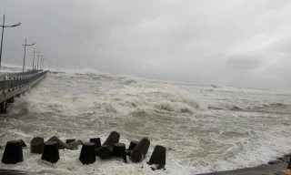 3 người trên thuyền thúng trôi dạt trên biển Lý Sơn đúng lúc bão đổ bộ