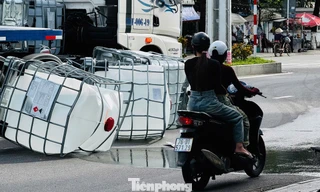 Thùng chất lỏng nghi hóa chất đổ tràn ra đường ở Quảng Ngãi, bốc mùi gây cay mắt, nhức đầu