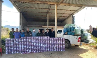 Bắt giữ xe bán tải vận chuyển hơn 2 tấn pháo lậu ở xã vùng biên tỉnh Quảng Ngãi