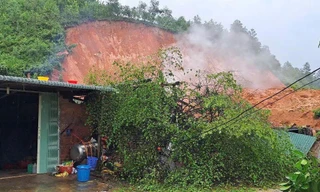 Quảng Ngãi: Núi sạt lở vùi lấp nhà dân, cả xã bị cô lập vì mưa lớn