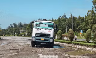 Đường huyết mạch Khu kinh tế Dung Quất xuống cấp ngoài tưởng tượng