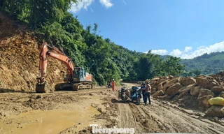 Giao thông vùng cao Quảng Ngãi khẩn trương khắc phục hậu quả mưa lũ trước Tết 