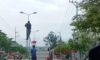 Xử phạt tài xế xe biển xanh chở người 'làm xiếc' trên Quốc lộ 14