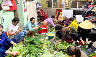 Người dân Quảng Ngãi nổi lửa sáng đêm nấu bánh chưng, soạn thực phẩm gửi vùng lũ