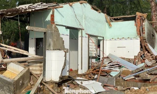 Bờ biển Quảng Ngãi tan hoang sau bão, người dân thất thần bên căn nhà chỉ còn vách tường nghiêng ngả