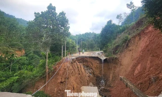 Tuyến huyết mạch bị 'xé toạc', người dân Quảng Ngãi căng dây ròng rọc chuyển lương thực giữa núi rừng