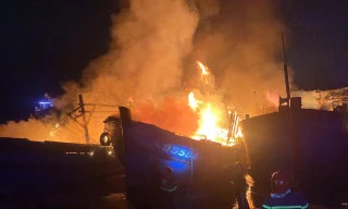 4 tàu cá ở Quảng Ngãi bốc cháy lúc rạng sáng