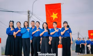 Cờ Tổ quốc, cờ Đảng rực rỡ giữa bản làng