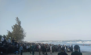 3 bố con tắm biển mùng 5 Tết, hai người bị sóng cuốn mất tích