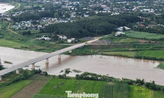 Cầu hơn 120 tỷ xây xong nằm ‘phơi nắng mưa’ chờ… 3 hộ dân 