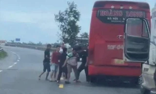 CLIP: Xe khách và xe container dừng giữa đường, người trên xe lao xuống đánh 'hội đồng'