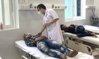 Hai xe máy lao ầm ầm vào nhau, 5 người thương vong