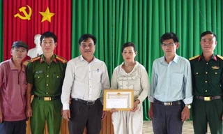 Người phụ nữ lao ra sông giải cứu 2 thanh niên giữa lằn ranh sinh tử