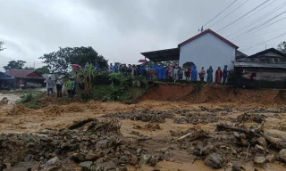 Mưa lớn dồn dập, một xã miền núi Quảng Ngãi cho học sinh nghỉ học, di dời dân khỏi vùng sạt lở