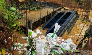 Cấp tốc dùng bao cát chặn kênh, ngăn nước sông tràn vào khu trung tâm Quảng Ngãi