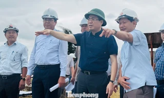 Chủ tịch Quảng Ngãi kiểm tra bờ biển, chỉ đạo ứng phó khẩn trước bão số 12