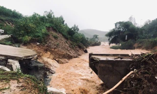 Lốc xoáy lúc rạng sáng làm tốc mái nhiều nhà, cầu bị gãy đôi cô lập hơn 280 hộ dân