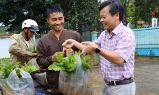 Một đại hội Đảng bộ xã không nhận hoa, chỉ nhận cây giống, phân bón