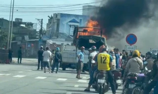 Xe tải bốc cháy dữ dội khi đang lưu thông trên Quốc lộ 1A