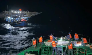 Tàu Hải quân lai dắt thành công tàu cá cùng 36 ngư dân Quảng Ngãi gặp nạn trên biển