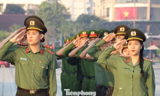 Các em học sinh tỉnh Bắc Ninh đồng loạt chào cờ trước giờ khai mạc Đại hội Đảng toàn quốc lần thứ XIV.