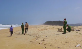 Phát hiện hai thi thể phân hủy mạnh trôi dạt vào bờ biển Quảng Ngãi
