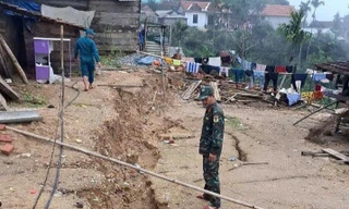 Đất nứt toác giữa làng, sơ tán khẩn cấp hàng trăm người dân ở Quảng Ngãi