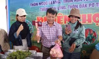 Trao tặng cây giống tại phiên chợ '0 đồng', giúp bà con vượt khó khăn, phát triển kinh tế