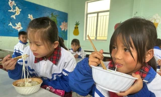 Thầy cô nấu bữa sáng cho hơn 500 học trò vùng cao Quảng Ngãi