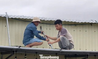 Người dân Quảng Ngãi dùng mọi giải pháp gia cố nhà cửa ứng phó bão số 13