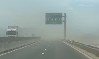 Nguyên nhân bụi mù mịt trên cao tốc Quảng Ngãi - Hoài Nhơn gây nguy hiểm cho lái xe