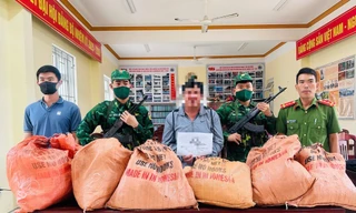 Bắt quả tang người đàn ông vận chuyển gần 100kg thuốc nổ lên tàu cá