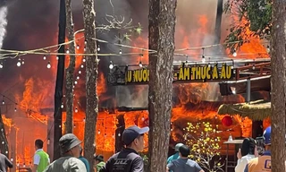 Cháy lớn ở Khu phố đêm Măng Đen
