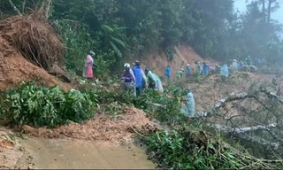 Tận thấy sạt lở, mưa lũ diện rộng ở Huế - Đà Nẵng - Quảng Ngãi