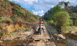 Thấp thỏm qua sông trên những cây cầu treo như ‘răng rụng’