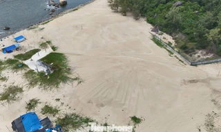 Nạo vét cảng Mỹ Á, thông luồng xong lại ‘mọc’ núi cát khổng lồ