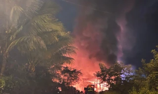 Cháy lớn thiêu rụi kho phế liệu ở Quảng Ngãi, cột khói cao hàng chục mét