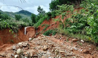 Đường vào thôn đứt gãy, hơn 300 người dân ở Quảng Ngãi bị chia cắt