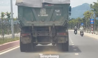 Theo chân xe chở cát ‘tắm đường’ ở Quảng Ngãi: Những ống nước tinh vi được giấu dưới gầm xe