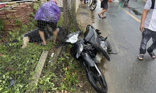 Xe máy kẹp 3 lao vào trụ hàng rào lưới B40, 1 học sinh tử vong
