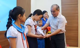 Thắp sáng ước mơ cho học sinh, sinh viên nghèo Quảng Ngãi