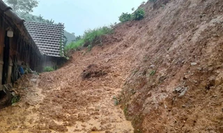 Hơn chục ngàn khối đất đá 'treo' lơ lửng trên khu dân cư 