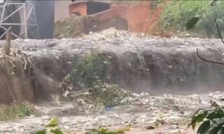 Vỡ bờ bao, rác thải theo nước chảy ào ào vào ao cá, vườn của dân