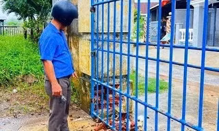 Sét đánh vỡ cổng trường học ở Quảng Ngãi