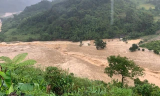 Hàng nghìn mét khối đất đá đổ ập xuống đường sau tiếng nổ lớn lúc rạng sáng