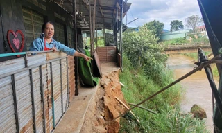 Người dân vùng cao Quảng Ngãi sống thấp thỏm khi 'hà bá' ăn dần vào làng
