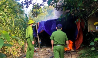 Công an truy quét, đốt nhiều lán trại vàng tặc ở Đà Nẵng
