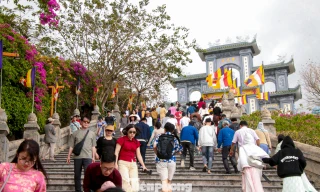 Lên chùa Linh Ứng dâng hương ngày mùng 1 Tết