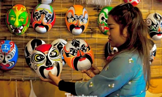 Hơn 20 năm giữ gìn nghề vẽ mặt nạ truyền thống Hội An