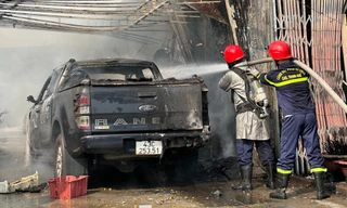 Cháy kho chứa đồ tại Đà Nẵng, thiêu rụi xe bán tải 